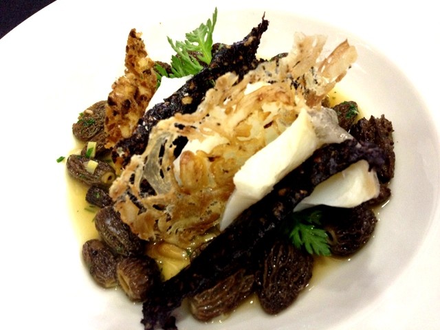 Bacalao confitado con múrgulas frescas decorado con dos crujientes de butifarra blanca y negra, y ahumado con romero