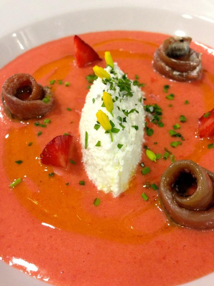 Gazpacho de fresas con queso fresco y anchoas