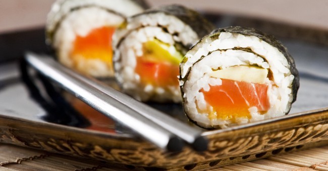 sushi_salmon_japanese_maki_algae_chopsticks